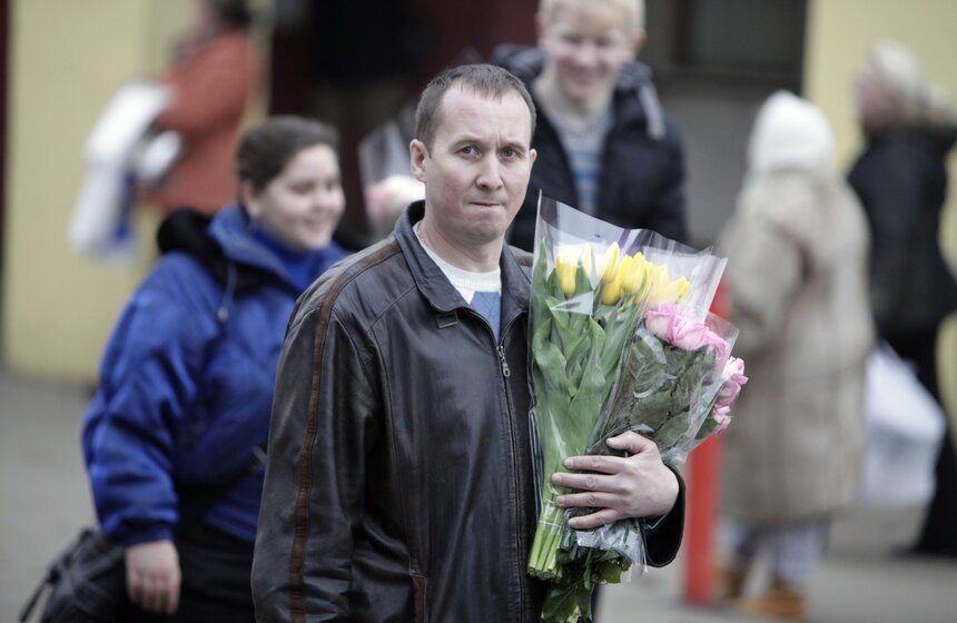 Мужчины готовятся поздравить своих любимых с 8 марта 13 фото