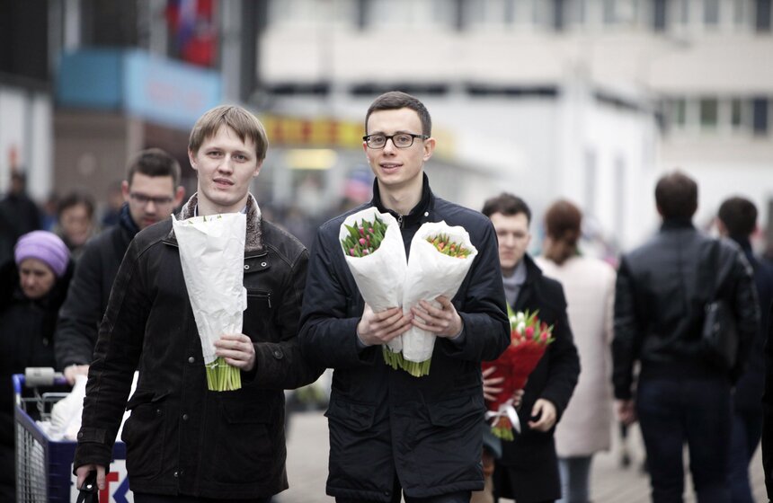 Мужчины готовятся поздравить своих любимых с 8 марта 15 фото