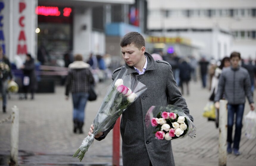 Мужчины готовятся поздравить своих любимых с 8 марта 14 фото