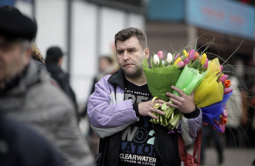 Мужчины готовятся поздравить своих любимых с 8 марта 17 фото