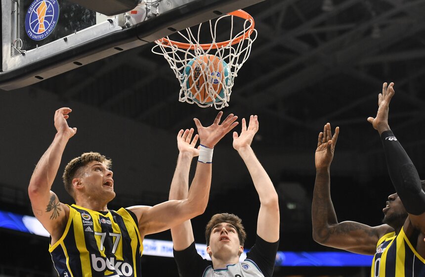 Турецкий "Фенербахче" занял третье место в Суперкубке Единой лиги ВТБ 8 фото