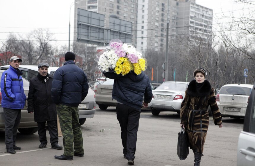 Мужчины готовятся поздравить своих любимых с 8 марта 20 фото