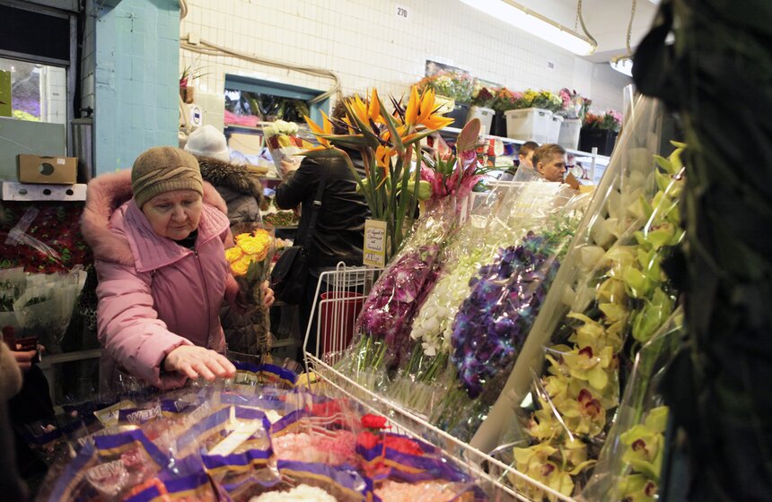 Мужчины готовятся поздравить своих любимых с 8 марта 19 фото