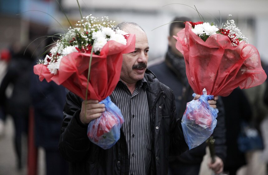 Мужчины готовятся поздравить своих любимых с 8 марта 23 фото