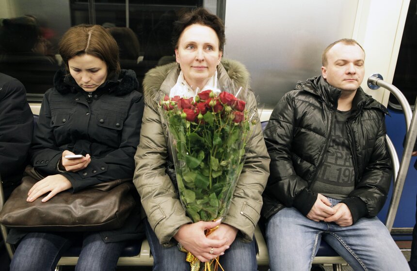 Мужчины готовятся поздравить своих любимых с 8 марта 1 фото