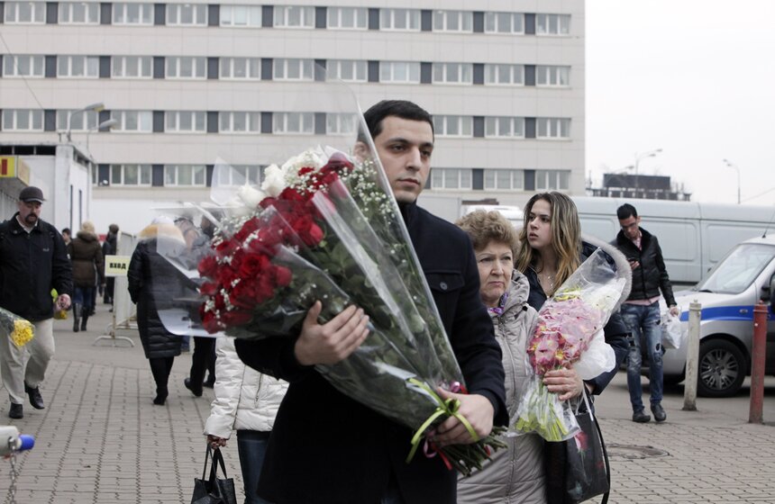 Мужчины готовятся поздравить своих любимых с 8 марта 2 фото