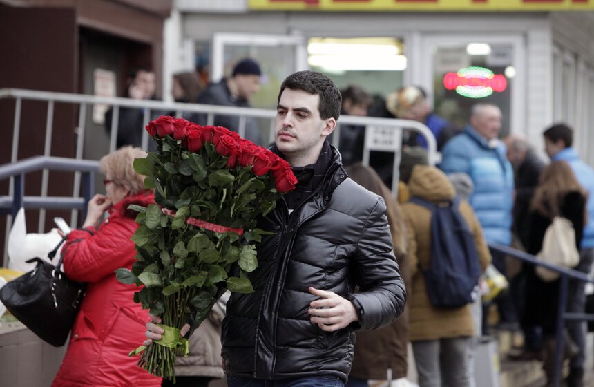 Мужчины готовятся поздравить своих любимых с 8 марта 3 фото