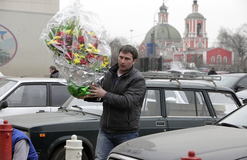 Мужчины готовятся поздравить своих любимых с 8 марта 6 фото