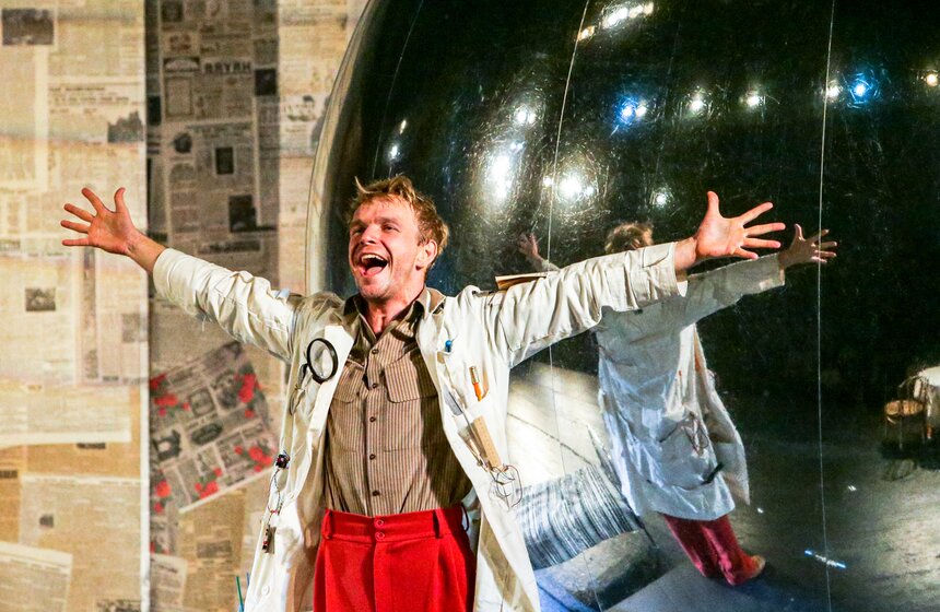 Театр Сатиры открыл 100-й сезон премьерой "Иван Васильевич" 6 фото