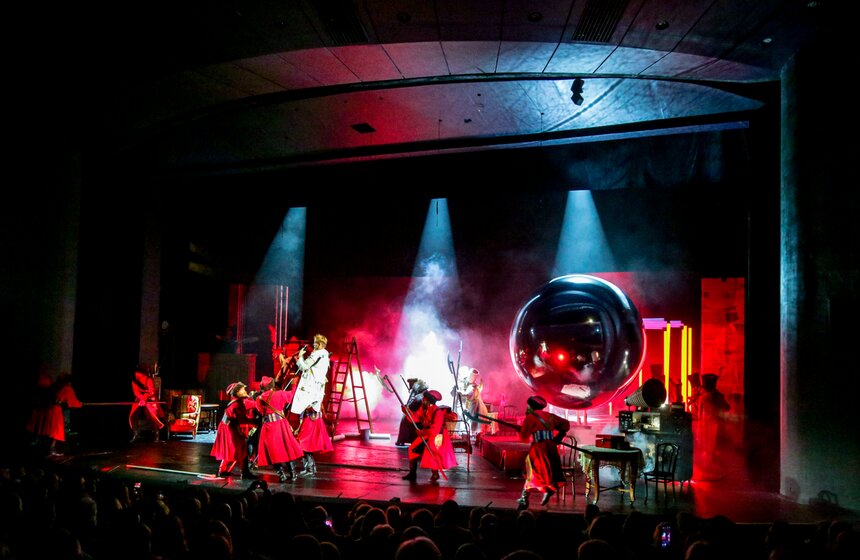 Театр Сатиры открыл 100-й сезон премьерой "Иван Васильевич" 8 фото