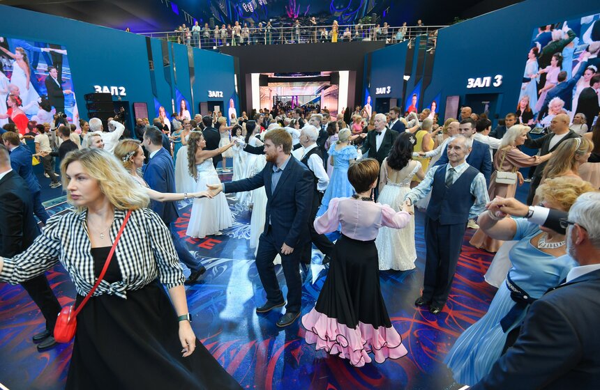 В Гостином Дворе провели бракосочетания в рамках МУФ 27 фото