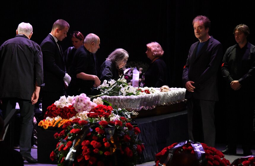 Прощание с народным артистом РФ Игорем Ясуловичем завершилось в столице 6 фото