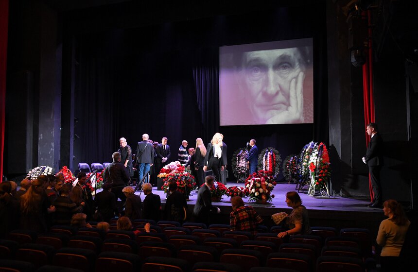 Прощание с народным артистом РФ Игорем Ясуловичем завершилось в столице 5 фото