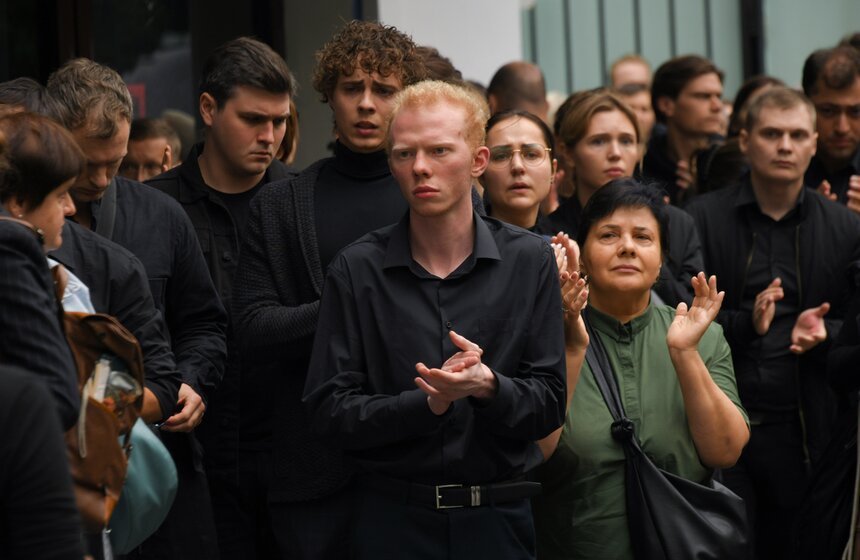 Прощание с народным артистом РФ Игорем Ясуловичем завершилось в столице 32 фото