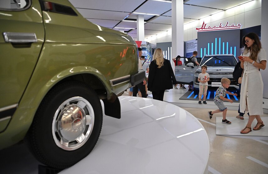 Экспозицию "Аллея славы Москвича" представили на выставке "Станция Манеж" МУФ-2023 12 фото