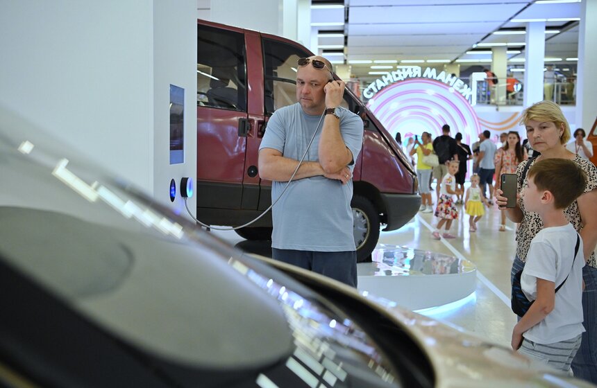 Экспозицию "Аллея славы Москвича" представили на выставке "Станция Манеж" МУФ-2023 10 фото