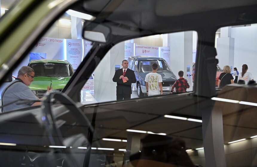 Экспозицию "Аллея славы Москвича" представили на выставке "Станция Манеж" МУФ-2023 15 фото