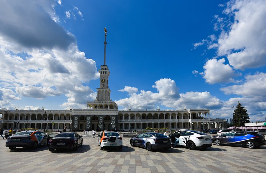 Выставка в честь Дня каршеринга состоялась на Северном речном вокзале 10 фото
