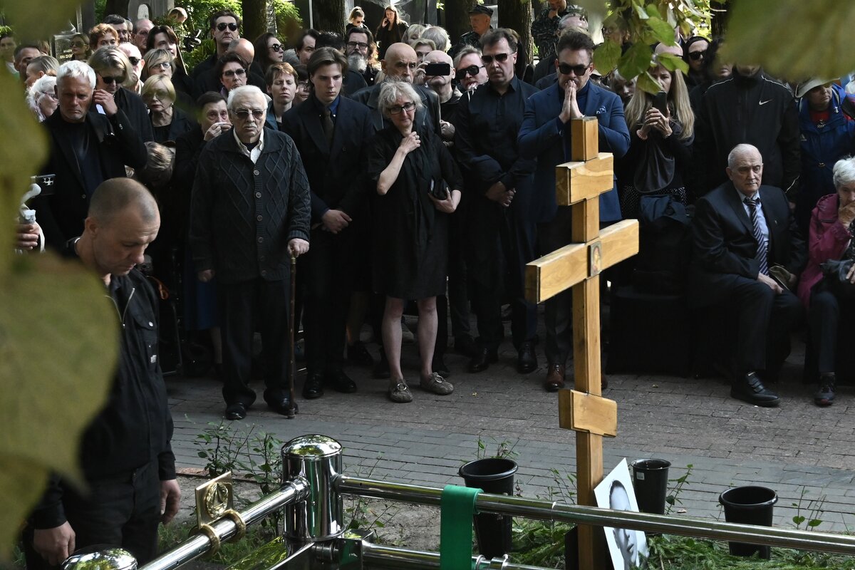 Панфилов живой или умер. Церемония прощания с Лебедевым. Памятник Глебу Панфилова.
