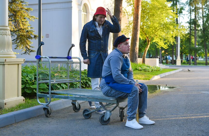 Спектакль "12 стульев" прошел на ВДНХ 1 фото