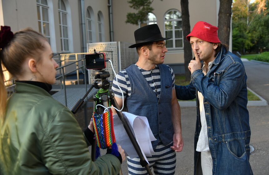 Спектакль "12 стульев" прошел на ВДНХ 7 фото