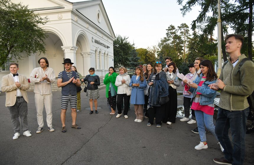 Спектакль "12 стульев" прошел на ВДНХ 23 фото