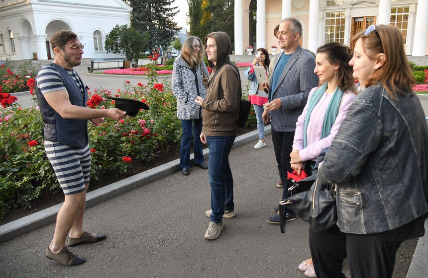 Спектакль "12 стульев" прошел на ВДНХ 19 фото