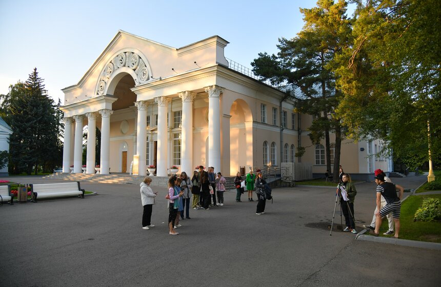 Спектакль "12 стульев" прошел на ВДНХ 12 фото