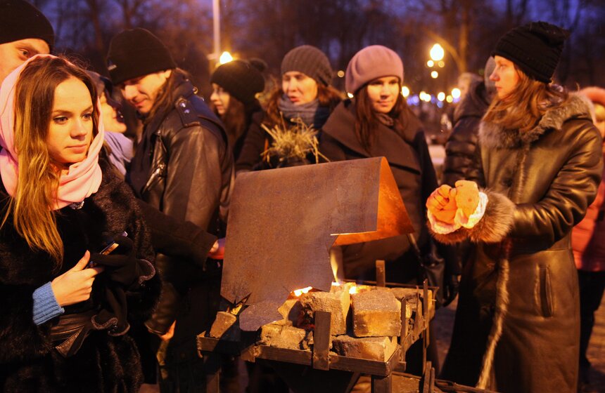 В парке Горького сожгли арт-чучело Масленицы 9 фото
