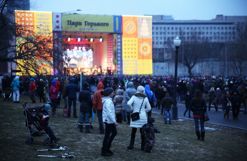В парке Горького сожгли арт-чучело Масленицы 2 фото