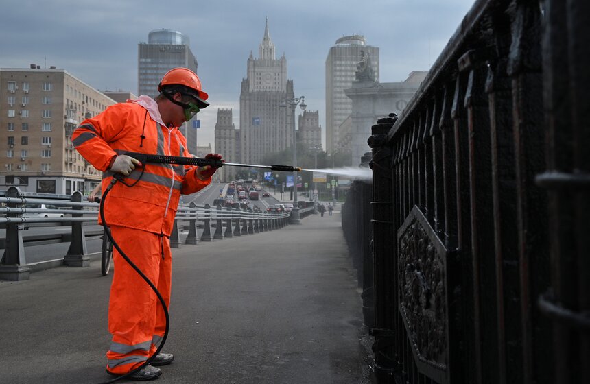 Бородинский мост в Москве очистили ко Дню города 6 фото