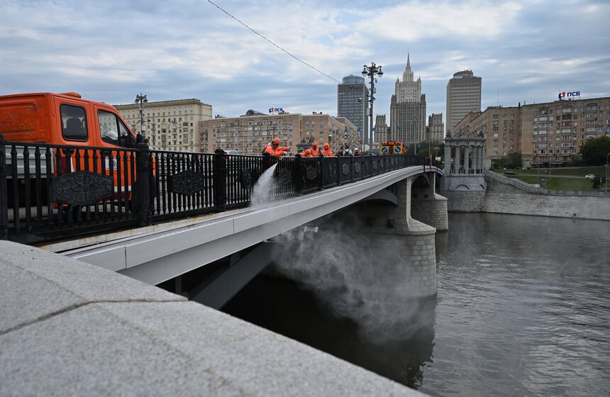 Бородинский мост в Москве очистили ко Дню города 4 фото