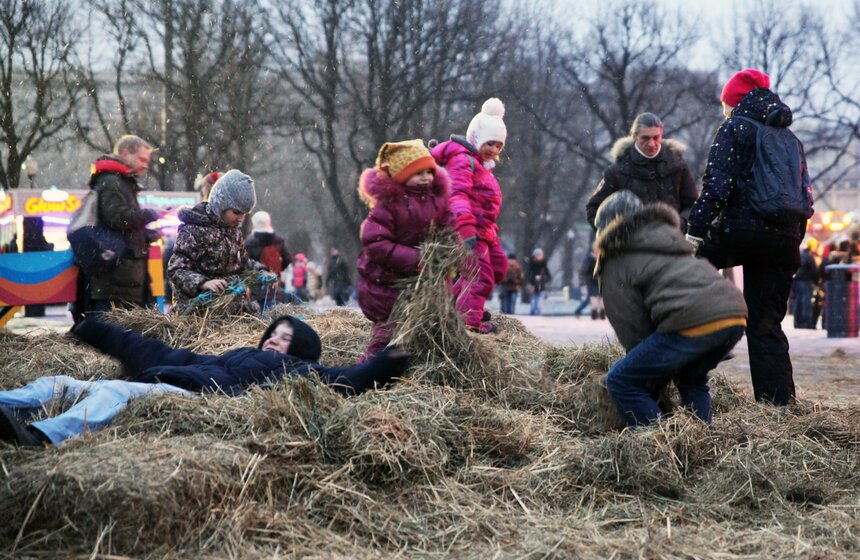 В парке Горького сожгли арт-чучело Масленицы 6 фото