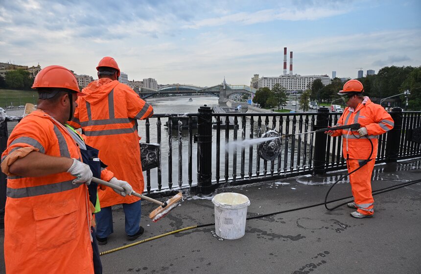 Бородинский мост в Москве очистили ко Дню города 11 фото