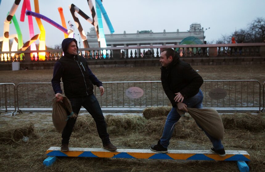 В парке Горького сожгли арт-чучело Масленицы 4 фото