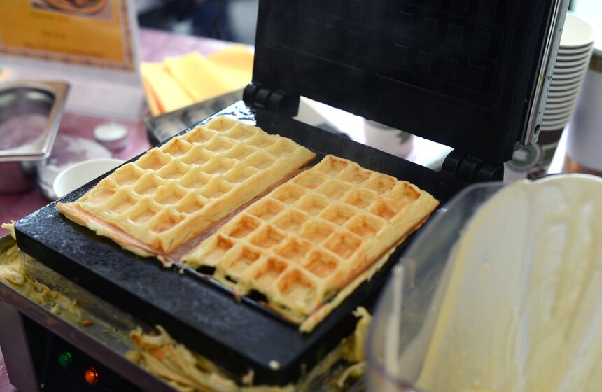 В Измайловском парке сожгли чучело Масленицы от Артемия Лебедева 8 фото