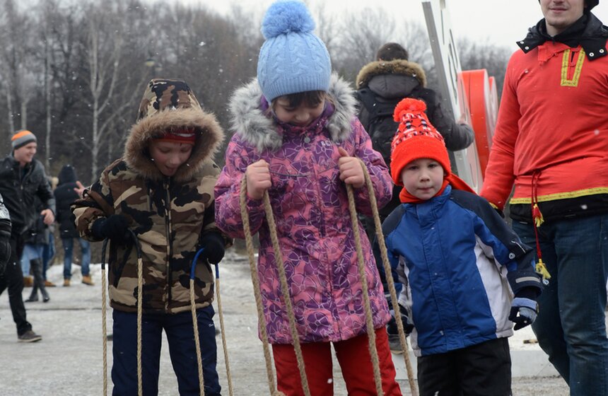 В Измайловском парке сожгли чучело Масленицы от Артемия Лебедева 7 фото