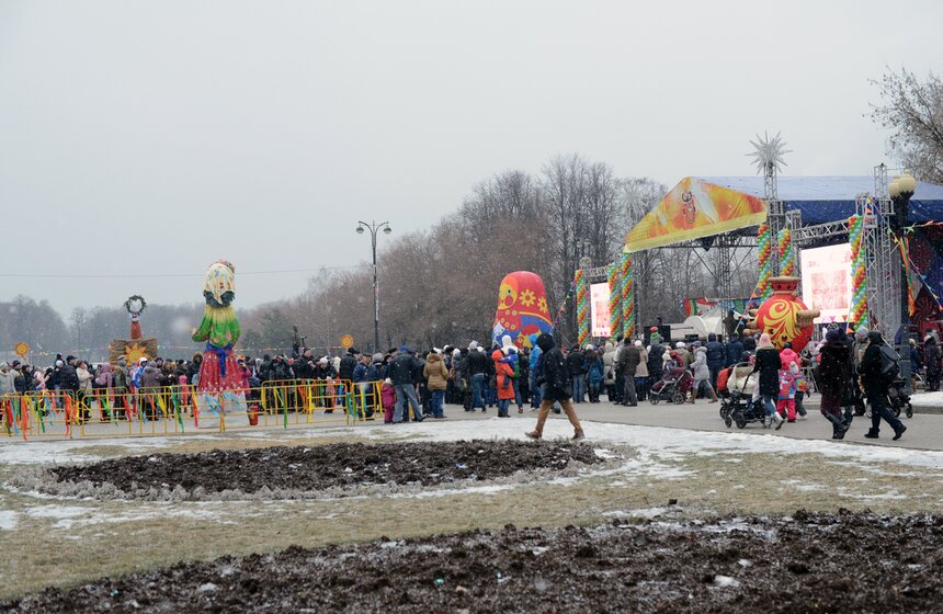 В Измайловском парке сожгли чучело Масленицы от Артемия Лебедева 1 фото
