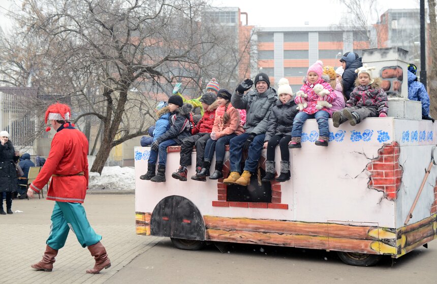 В Измайловском парке сожгли чучело Масленицы от Артемия Лебедева 2 фото