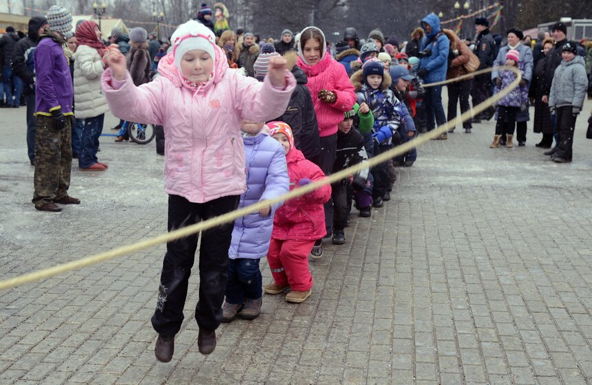 В Измайловском парке сожгли чучело Масленицы от Артемия Лебедева 5 фото
