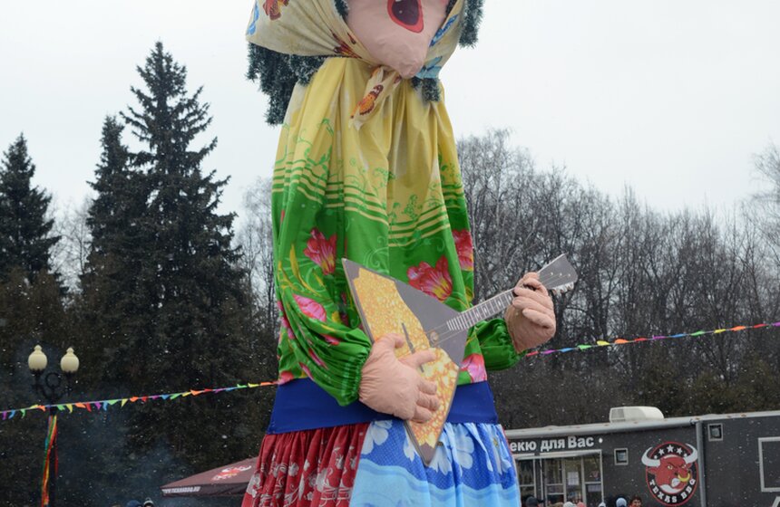 В Измайловском парке сожгли чучело Масленицы от Артемия Лебедева 3 фото