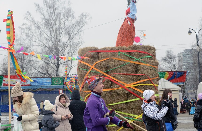 В Измайловском парке сожгли чучело Масленицы от Артемия Лебедева 6 фото