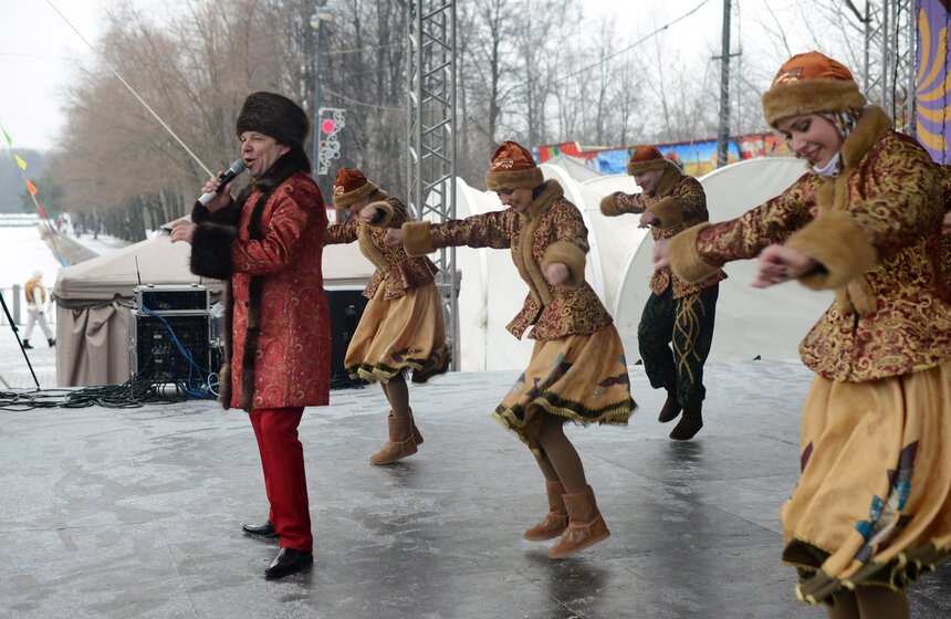 В Измайловском парке сожгли чучело Масленицы от Артемия Лебедева 11 фото