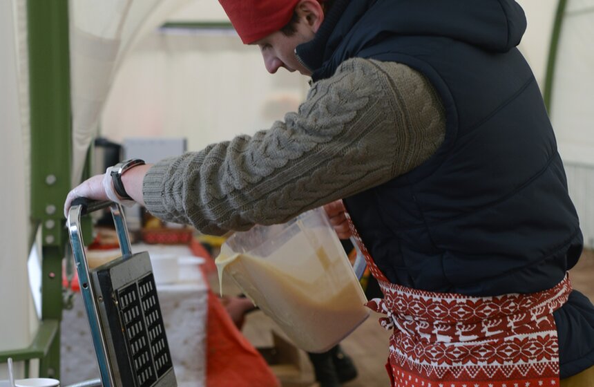 В Измайловском парке сожгли чучело Масленицы от Артемия Лебедева 9 фото