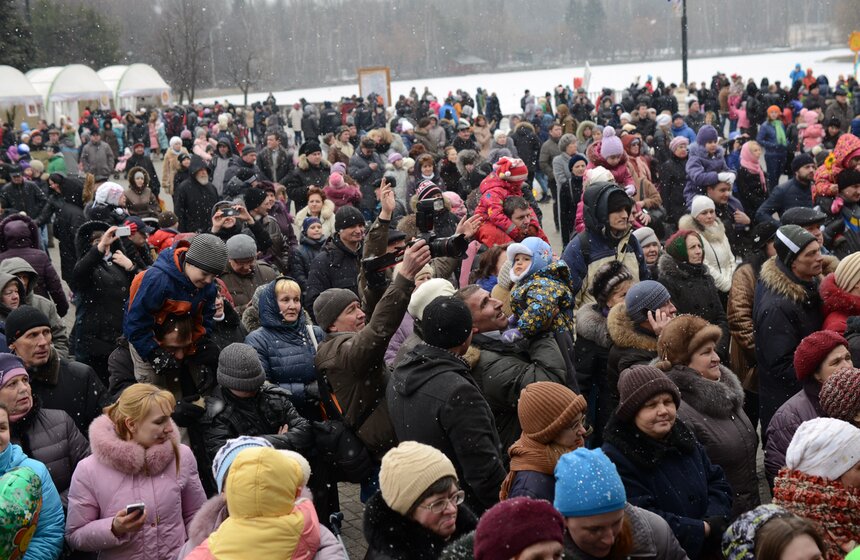 В Измайловском парке сожгли чучело Масленицы от Артемия Лебедева 12 фото