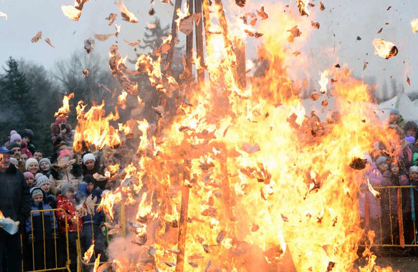 В Измайловском парке сожгли чучело Масленицы от Артемия Лебедева 15 фото