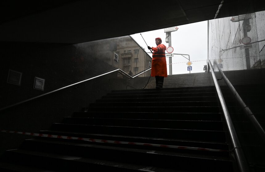 Пешеходный переход на Тверской улице в Москве очистили ко Дню города 12 фото