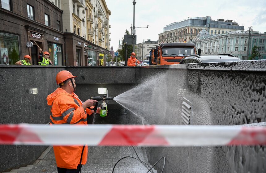 Пешеходный переход на Тверской улице в Москве очистили ко Дню города 5 фото