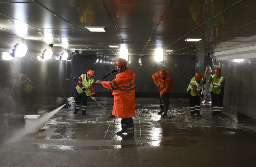 Пешеходный переход на Тверской улице в Москве очистили ко Дню города 15 фото