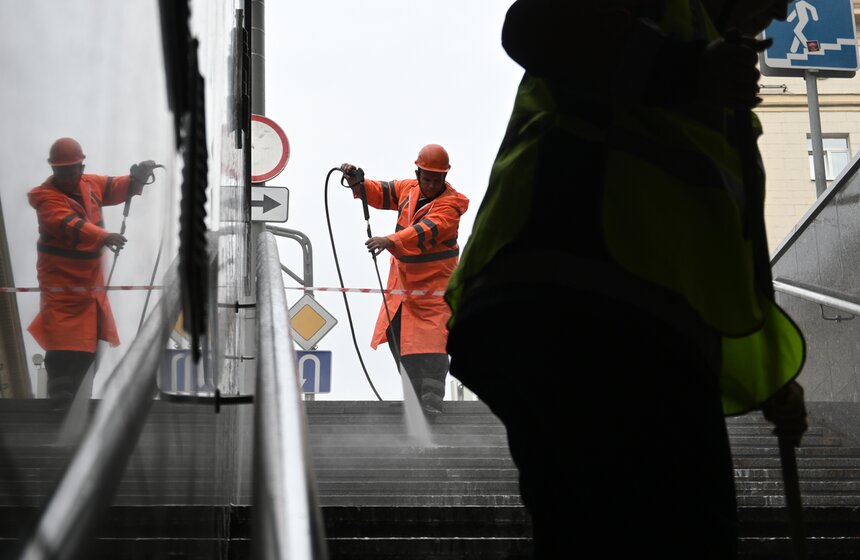 Пешеходный переход на Тверской улице в Москве очистили ко Дню города 11 фото